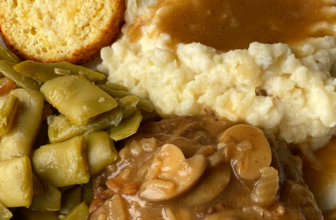 HAMBURGER STEAK AND GRAVY – The Southern Wom...